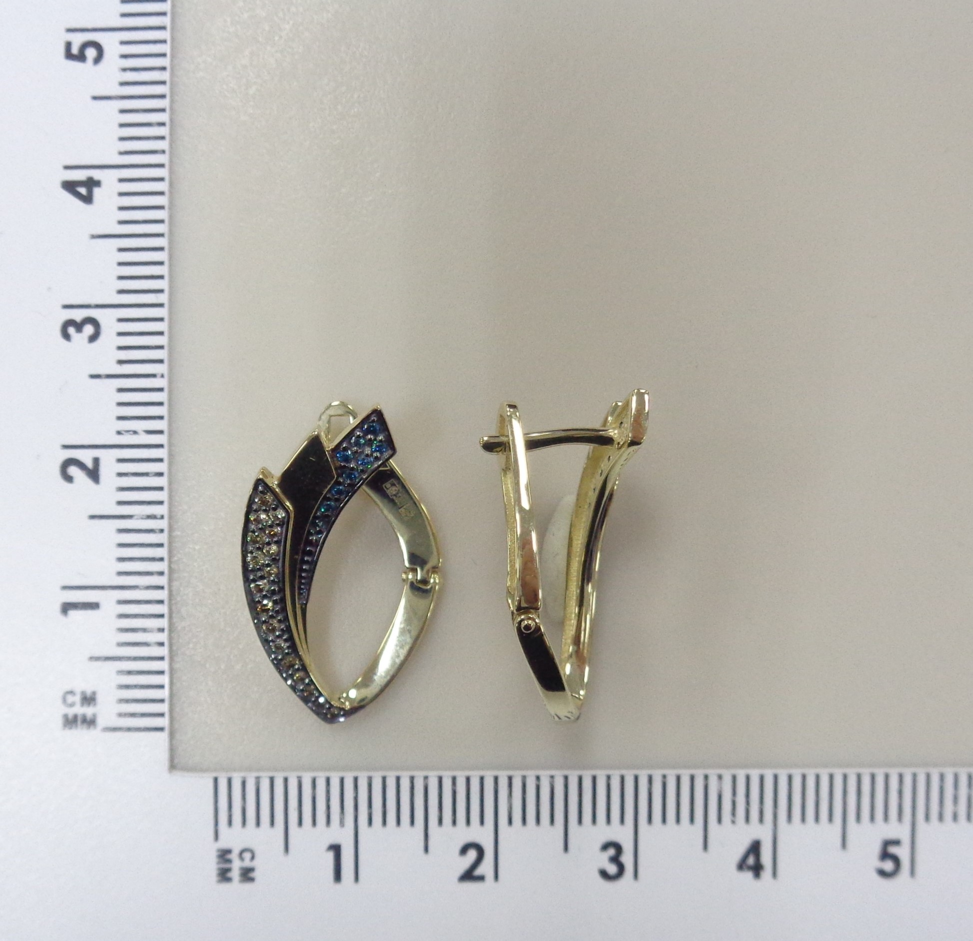 Серьги из желтого золота с цветными бриллиантами